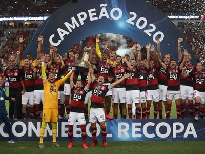 Flamengo, con diez jugadores, gana la Recopa
