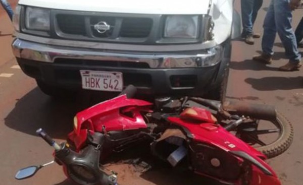 Joven resulta fracturada tras ser embestida por camioneta