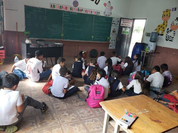 Estudiantes de Carmelo Peralta reclaman sillas para el desarrollo de clases - Nacionales - ABC Color