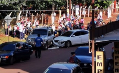 Ebria al volante embiste contra vehículo estacionado