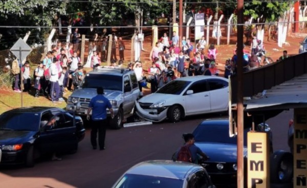 Ebria al volante embiste contra vehículo estacionado