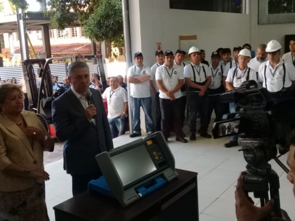 Primer cargamento de máquinas de votación ya llegaron al país