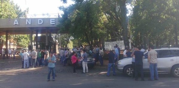 HOY / Funcionarios de la Ande protestan por incumplimientos y piden mayor seguridad