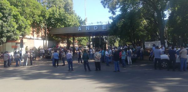 Funcionarios de la Ande va al paro y exigen cumplimiento de contrato colectivo