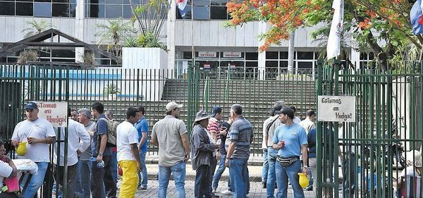 Paro total de funcionarios de la ANDE afecta a miles de usuarios - ADN Paraguayo