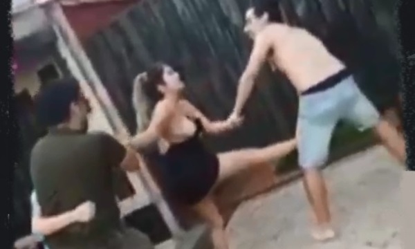 Conocida fabricante de calzados a los golpes en plena calle