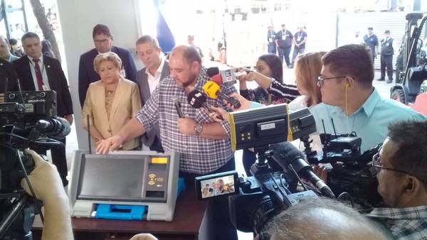 Presentan máquinas de votación que serán utilizadas en municipales de este año - ADN Paraguayo
