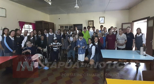 ESTUDIANTES CARMEÑOS CELEBRAN SU UPD VISITANDO UN ASILO DE ANCIANOS