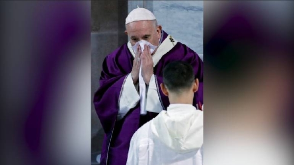 HOY / Papa Francisco con "leve indisposición", fue visto con tos y estornudos durante misa de Cenizas