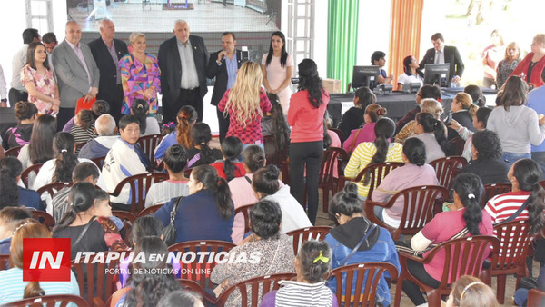 GRAN CANTIDAD DE PERSONAS LLEGÓ HASTA LA GOBERNACIÓN DE ITAPÚA.