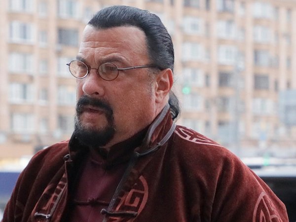 Steven Seagal, multado con USD 314.000 por promocionar bitcoines