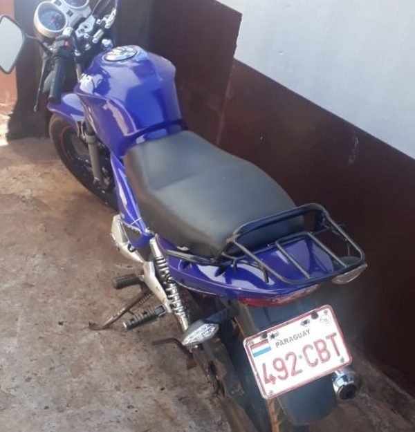 Delincuentes abandonan motocicleta tras asalto