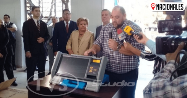 Justicia Electoral presentó máquinas de votación que serán utilizadas en las municipales