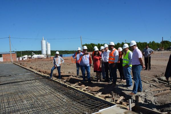 Ministra y senadores verifican construcción de penitenciarias de Emboscada