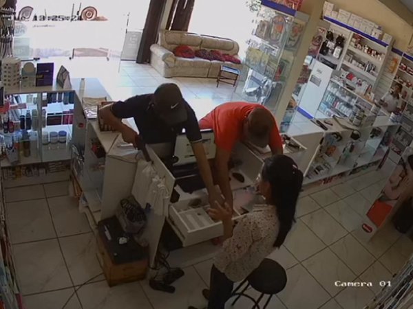 Cámara muestra momento del robo a una farmacia en Hernandarias