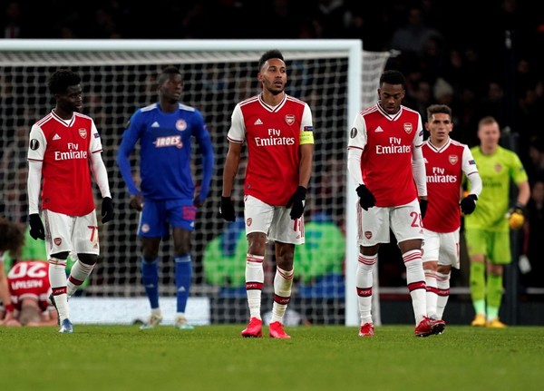 Arsenal queda fuera en el último suspiro