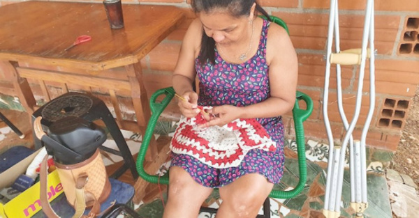 Tras accidente, enfermera vive de hacer crochet