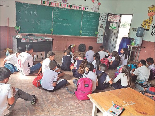 Alumnos se movilizan para exigir al MEC más inversión en educación