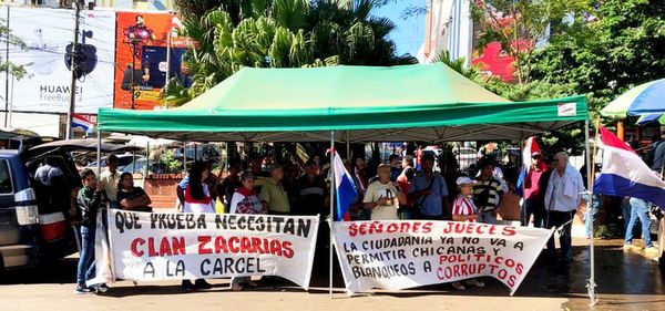 Esteños se manifiestan para exigir la prisión del senador Javier Zacarías - Política - ABC Color