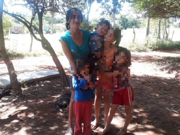 Itauguá: En plena lluvia echan a la calle a toda una familia