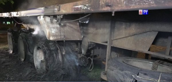 Susto en Mariano Roque Alonso tras incendio de carreta de camión | Noticias Paraguay