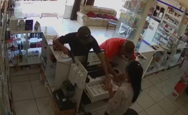 Farmacia es asaltada por tres hombres armados