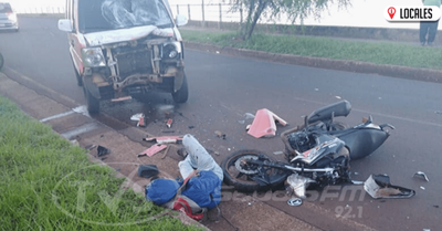 Grave accidente de tránsito involucró a un motociclista y a una furgoneta en el B ° San Isidro