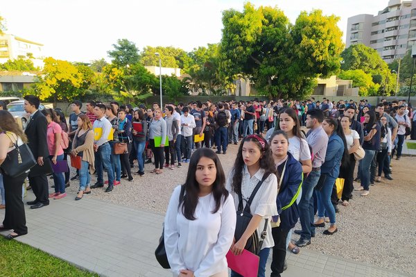 Multitud concurre a “Maratón de empleo”