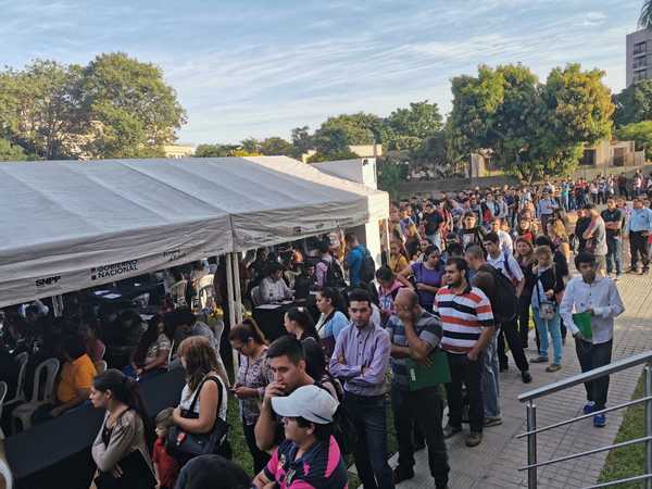 Multitudinaria concurrencia de jóvenes en la primera maratón de empleo » Ñanduti