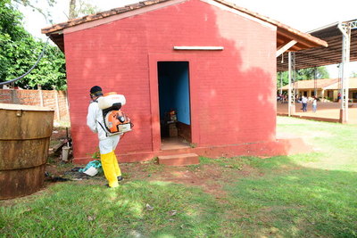 Comuna limpia y fumiga escuelas de CDE para prevenir el dengue