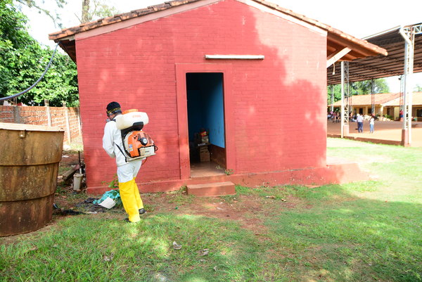 Comuna limpia y fumiga escuelas de CDE para prevenir el dengue