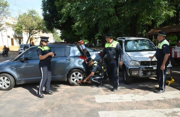 Multan a agente de policía que estaba mal estacionado - Nacionales - ABC Color