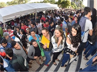 Maratón de empleos: Masiva concurrencia de personas que buscan trabajo 