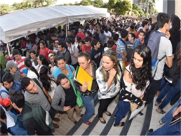 Maratón de empleos: Masiva concurrencia de personas que buscan trabajo