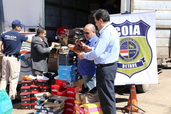 Aduanas incauta comestibles y prendas de vestir en Ciudad del Este