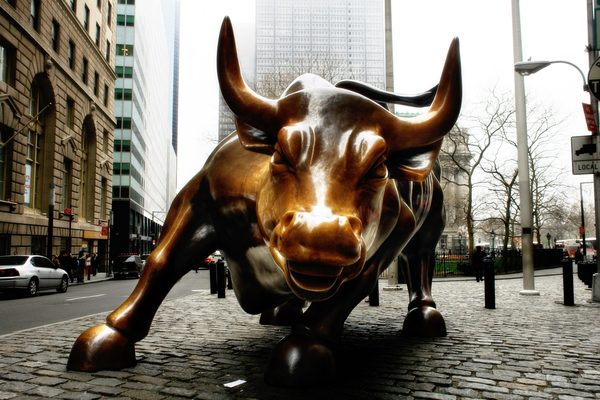 Wall Street abre con una caída de 900 puntos en el Dow Jones