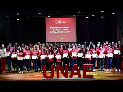 PROGRAMA DE EXCELENCIA DE LA UNAE ENTREGA 56 BECAS UNIVERSITARIAS.