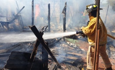 Incendio consumió por completa a una vivienda