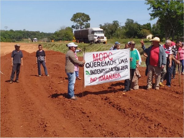 Frentistas paralizan obras de duplicación en ruta PY02