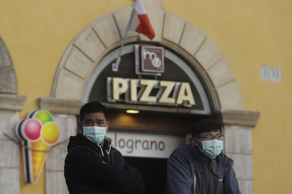 Italia resuelve reabrir escuelas y museos tras primer susto