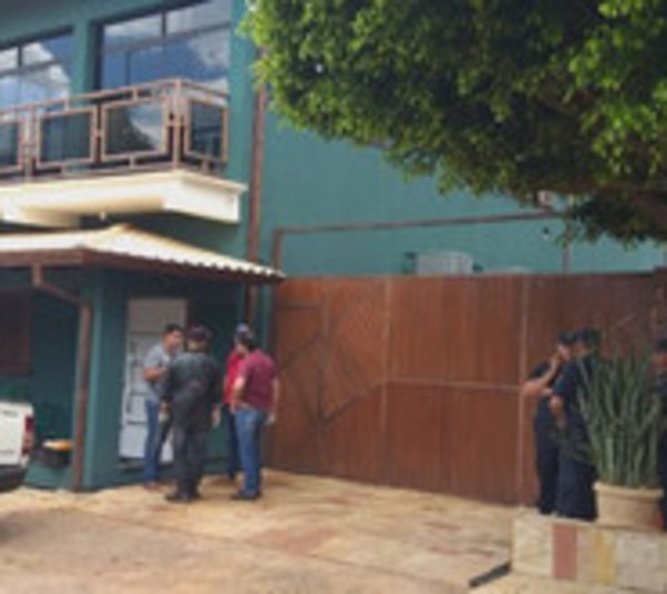 Comerciante es atacado a balazos frente a su vivienda  - Paraguay.com