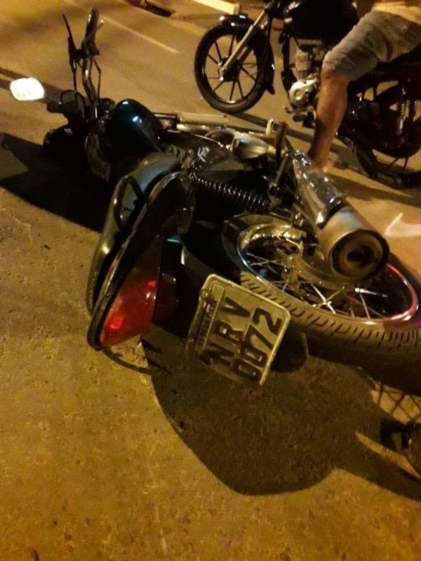 A alta velocidad, sin casco, motociclista atropella lomada y embiste frontalmente contra patrullera, falleciendo en el acto - ADN Paraguayo
