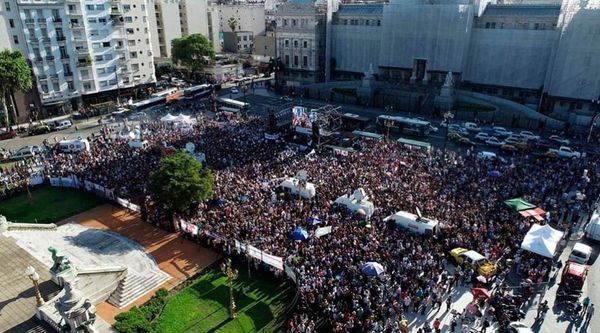 Multitudinaria movilización frente a la Plaza del Congreso para pedir justicia por Fernando Báez Sosa y protestar contra la violencia - Digital Misiones