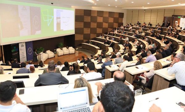 Energía barata y disponible, o seguir con tarifa con un fondo de desarrollo