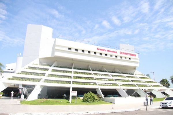 Paraguayos cancelan viajes ante brote de COVID-19