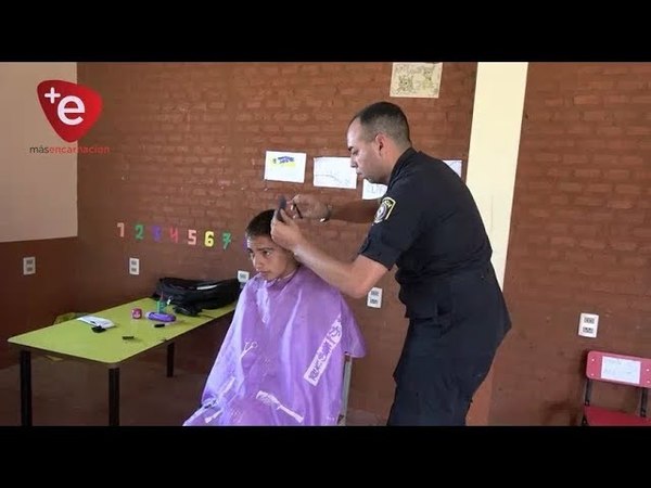 POLICÍAS SE VOLVIERON PELUQUEROS POR UN DIA Y REALIZARON CORTES A INDIGENAS DE TRINIDAD