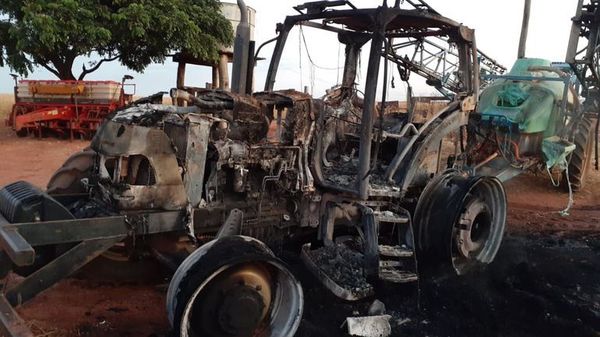 Reapareció "cortina de humo" EPP???. Quemaron tractor en Tacuati