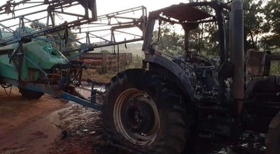 En zona de EPP queman tractor de trabajador que hace labores en estancias - ADN Paraguayo