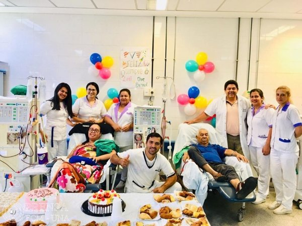 Festejan cumpleaños a dos pacientes de hemodiálisis en Clínicas