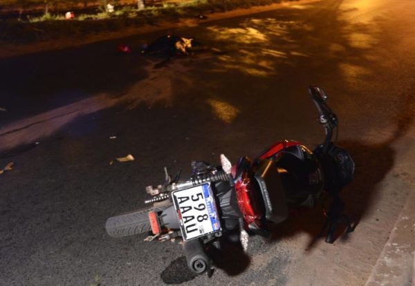 Motociclista sin casco fallece tras chocar por un árbol